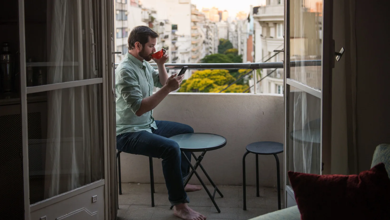 Americans living abroad, leaving America - banner